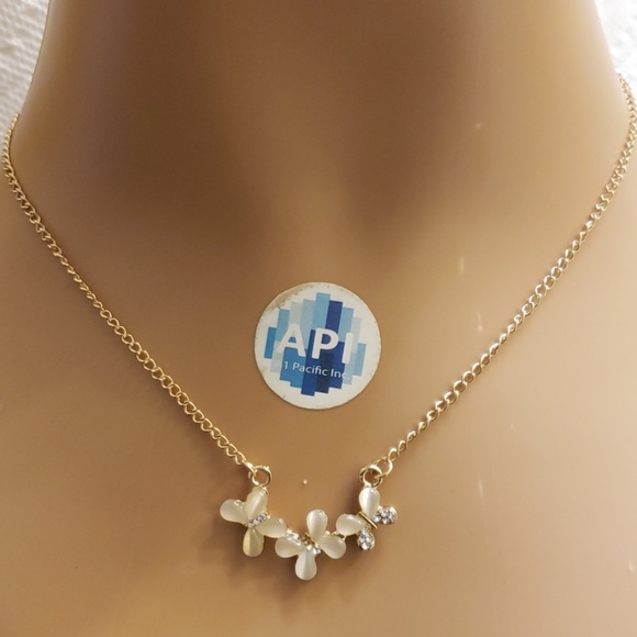 Butterfly Trendy Necklace - Picture 4 of 9